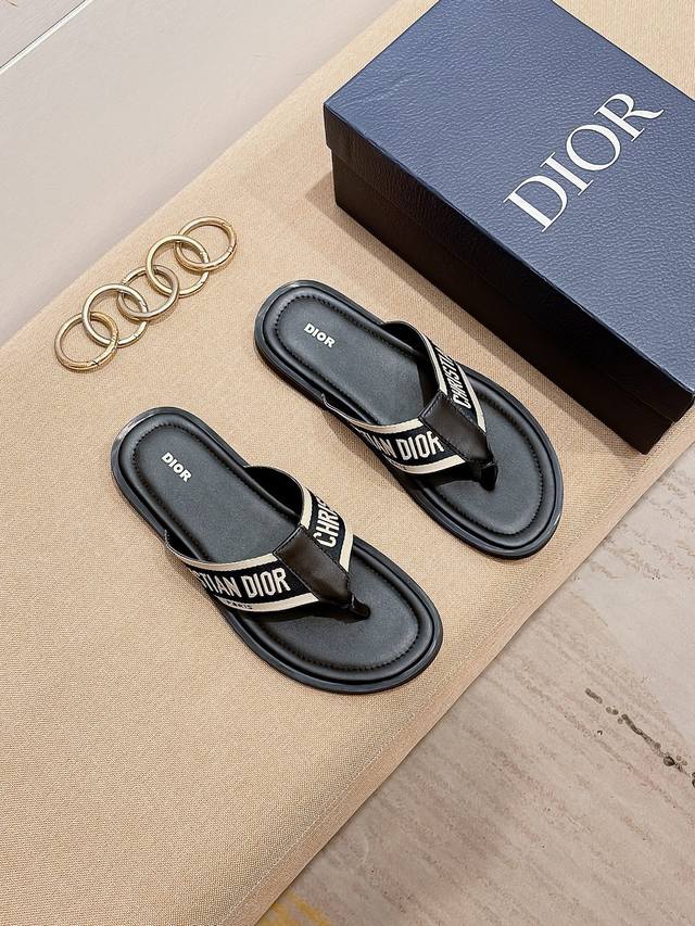 工厂价 码数38-44 Dior迪奥 最新款拖鞋 凉鞋 原版购入开发 做货 这款 Dior H-Town 凉鞋致敬运动风格经典标识，彰显 Dior 的高订精神。